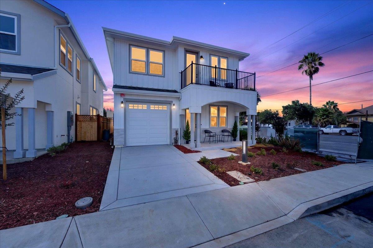 885 Connie LN