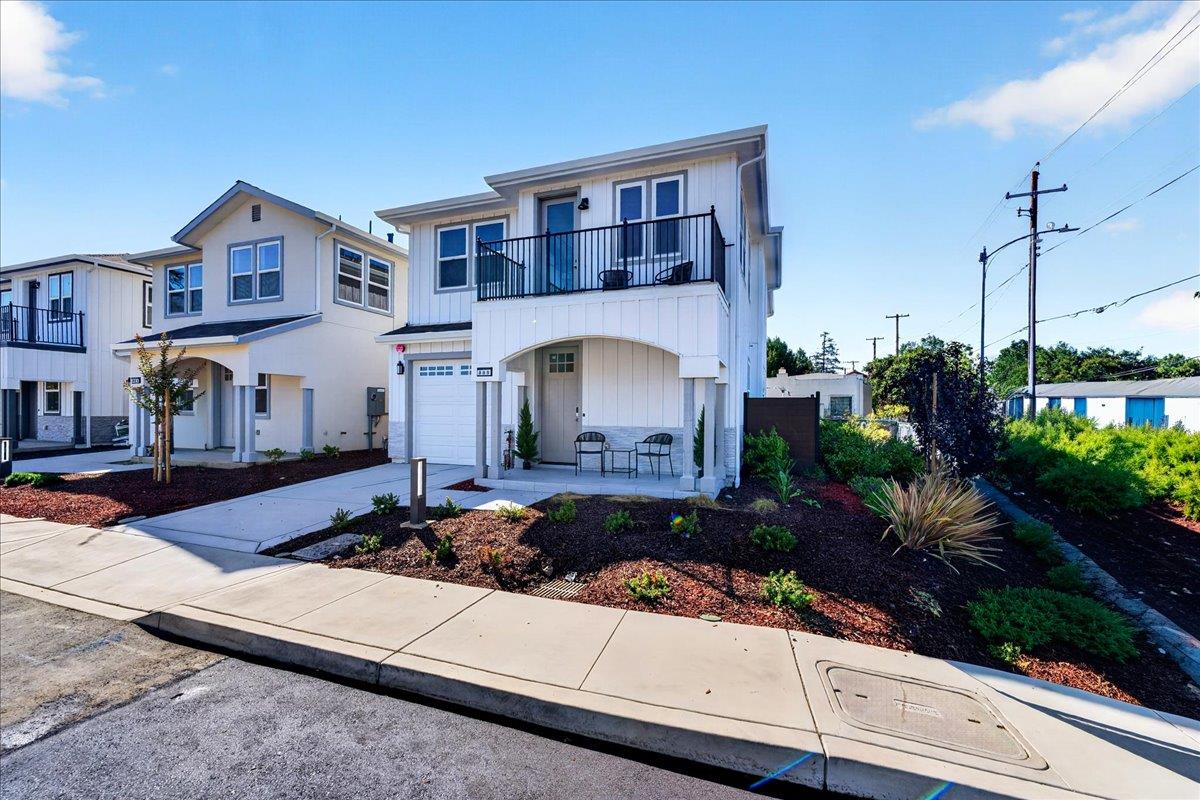 885 Connie LN