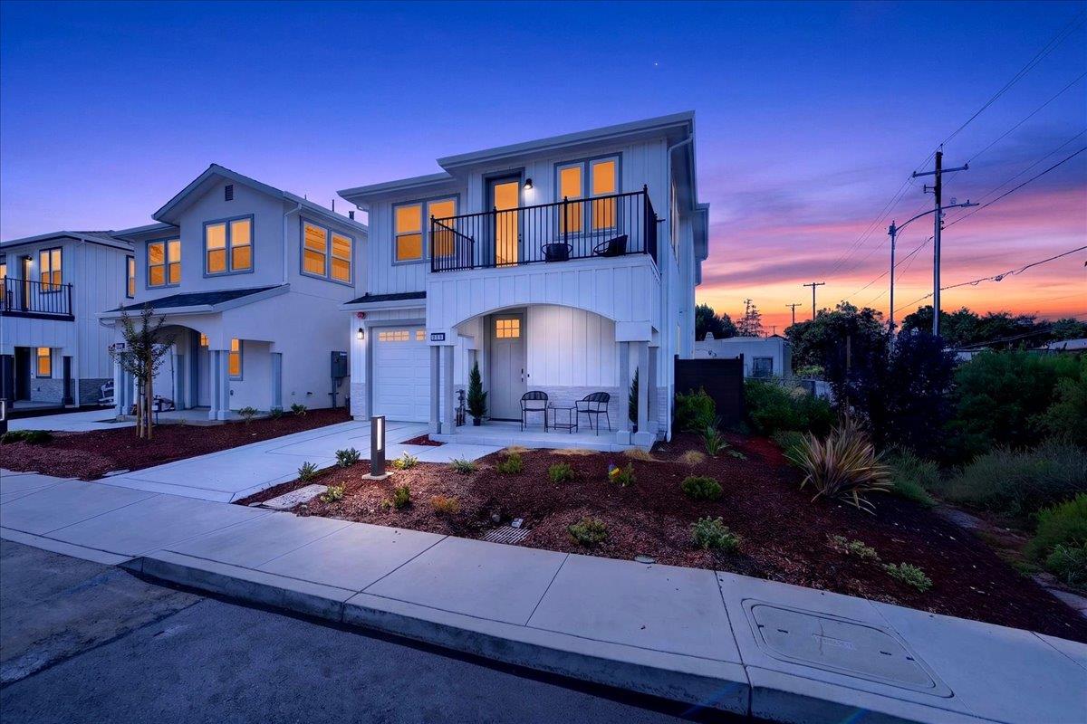 885 Connie LN