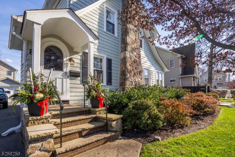 8 Oak Ln