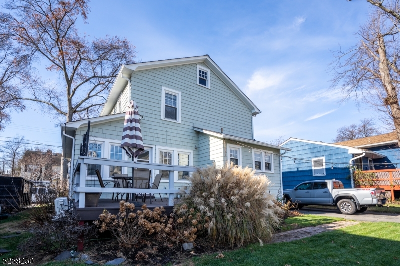 8 Oak Ln