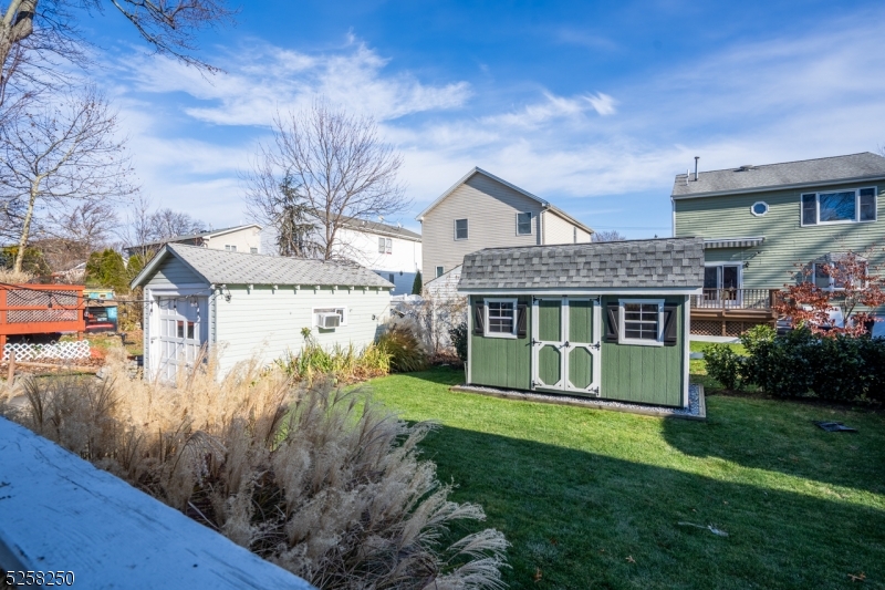 8 Oak Ln
