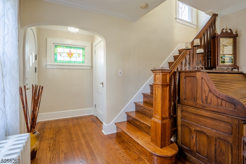 8 Oak Ln
