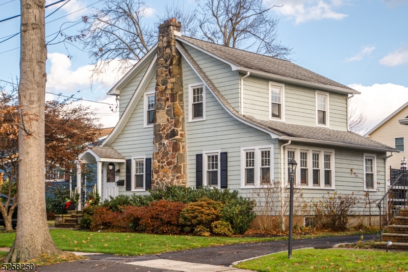 8 Oak Ln