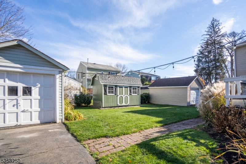 8 Oak Ln
