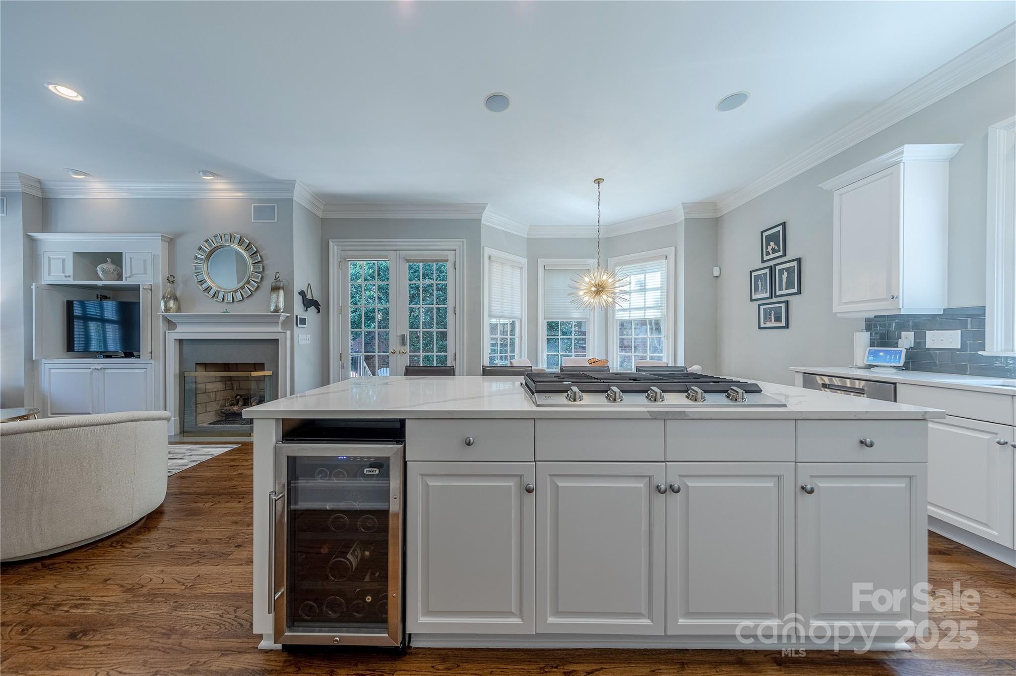 1103 S Kings Drive