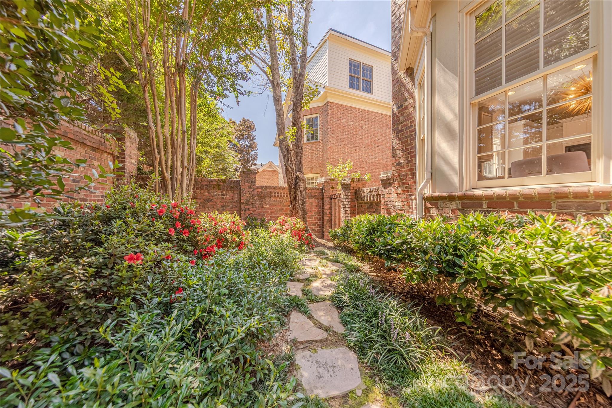 1103 S Kings Drive