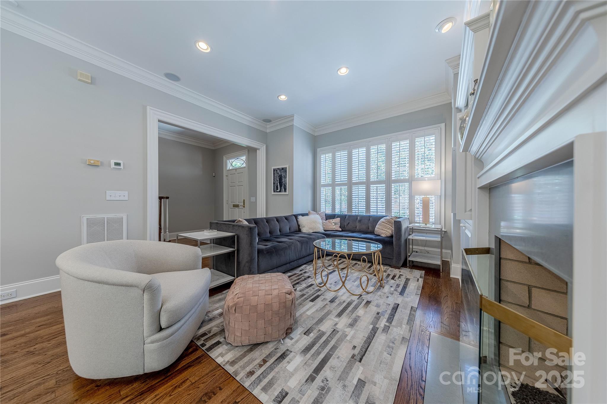 1103 S Kings Drive