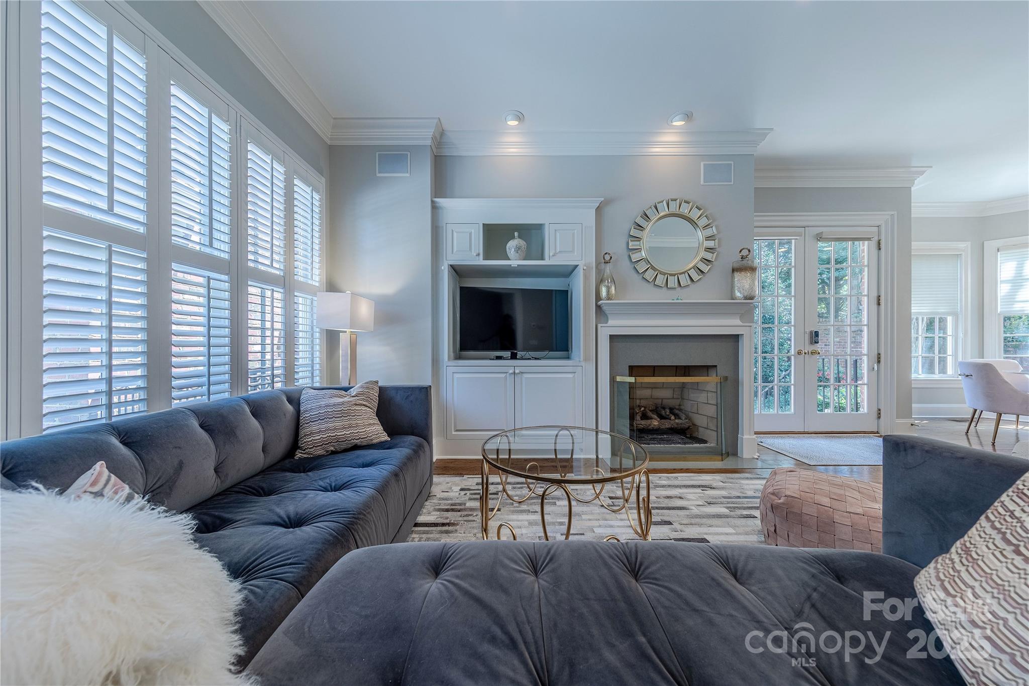 1103 S Kings Drive