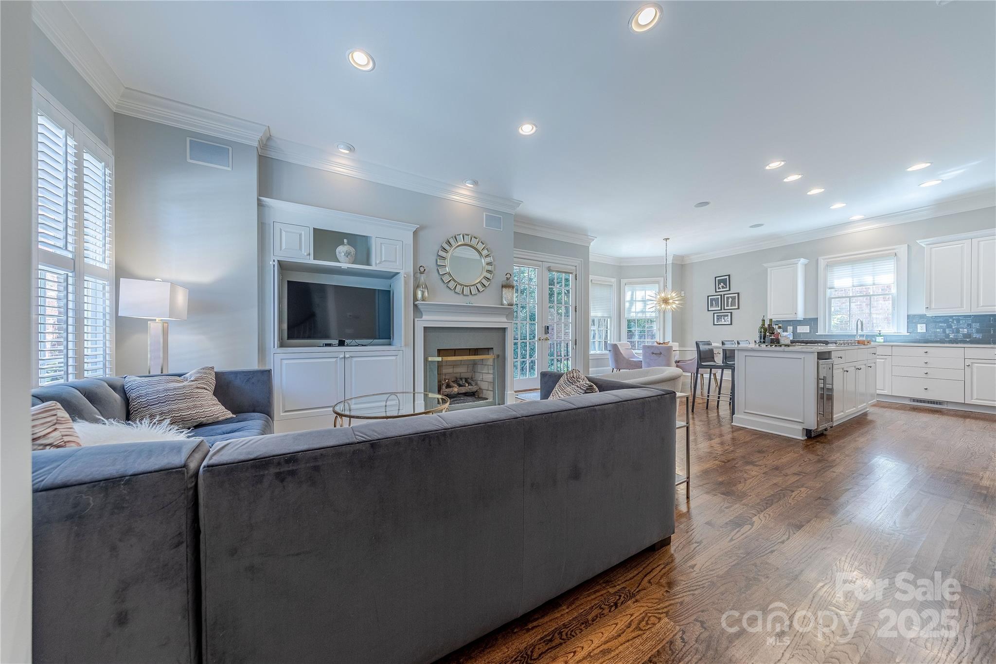 1103 S Kings Drive