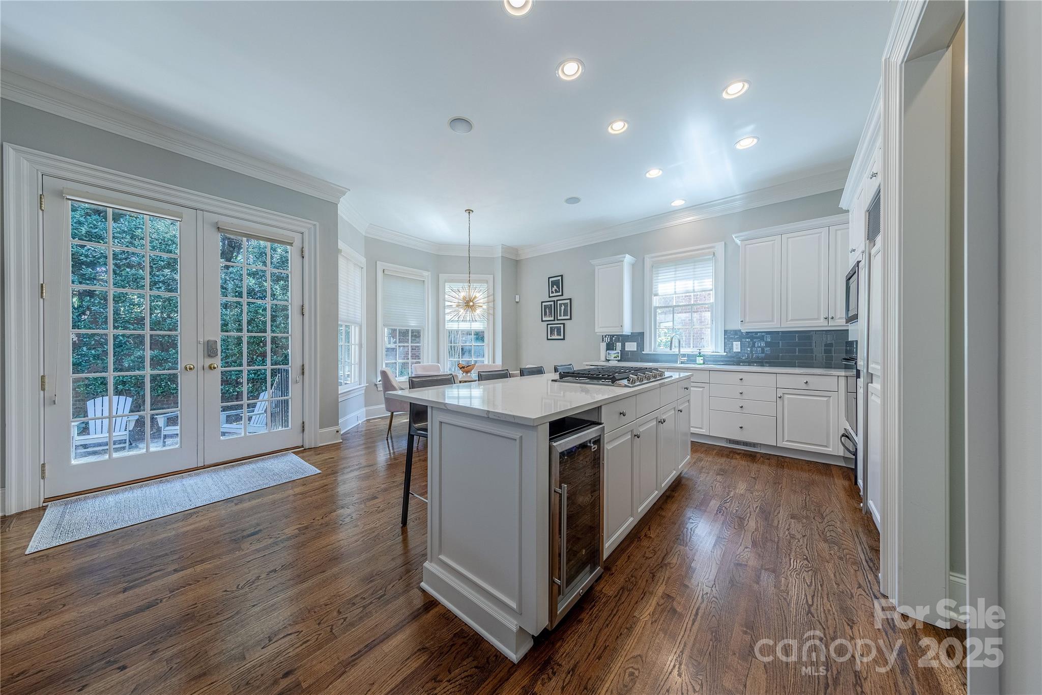 1103 S Kings Drive