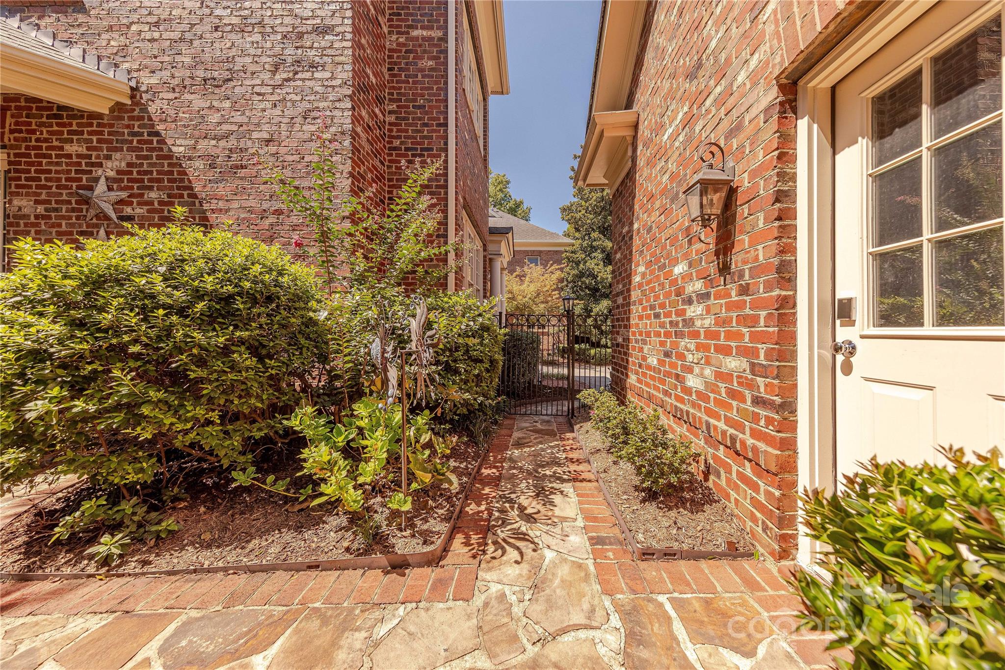 1103 S Kings Drive