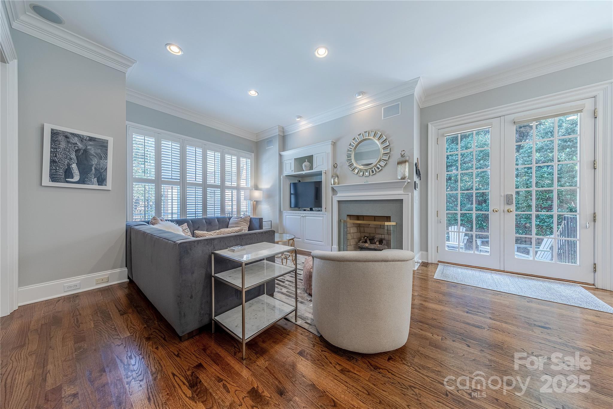 1103 S Kings Drive