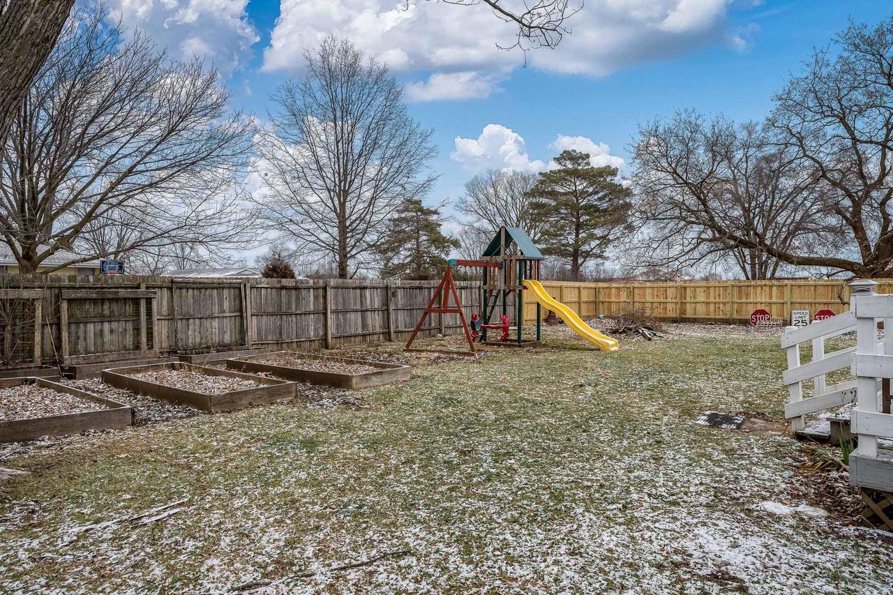 879 East Inman Parkway