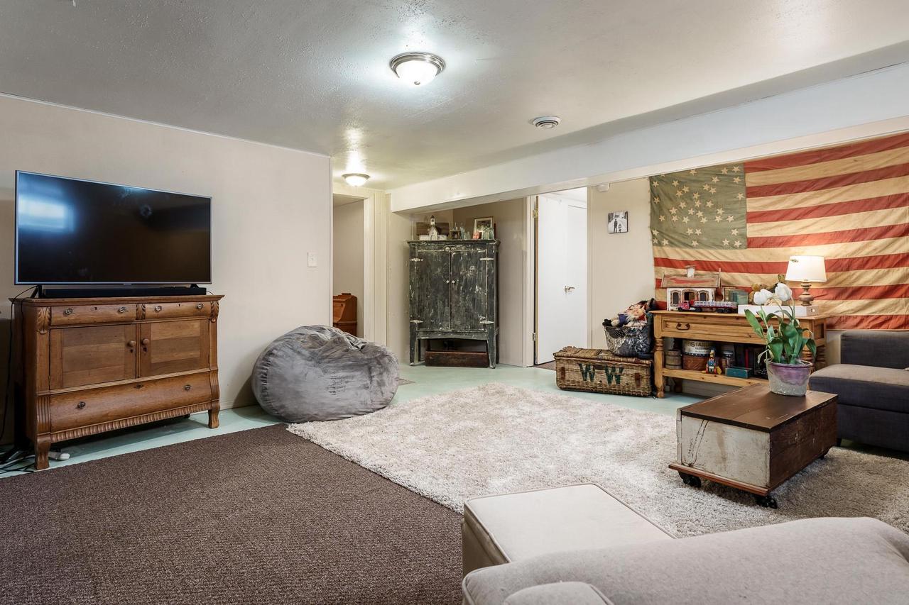 879 East Inman Parkway