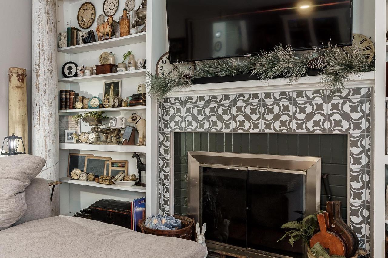 879 East Inman Parkway