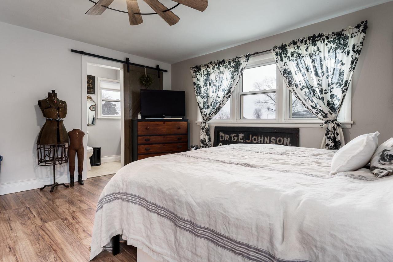 879 East Inman Parkway