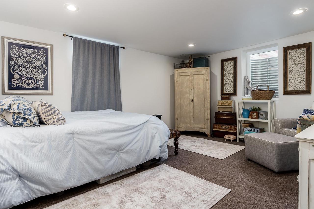 879 East Inman Parkway