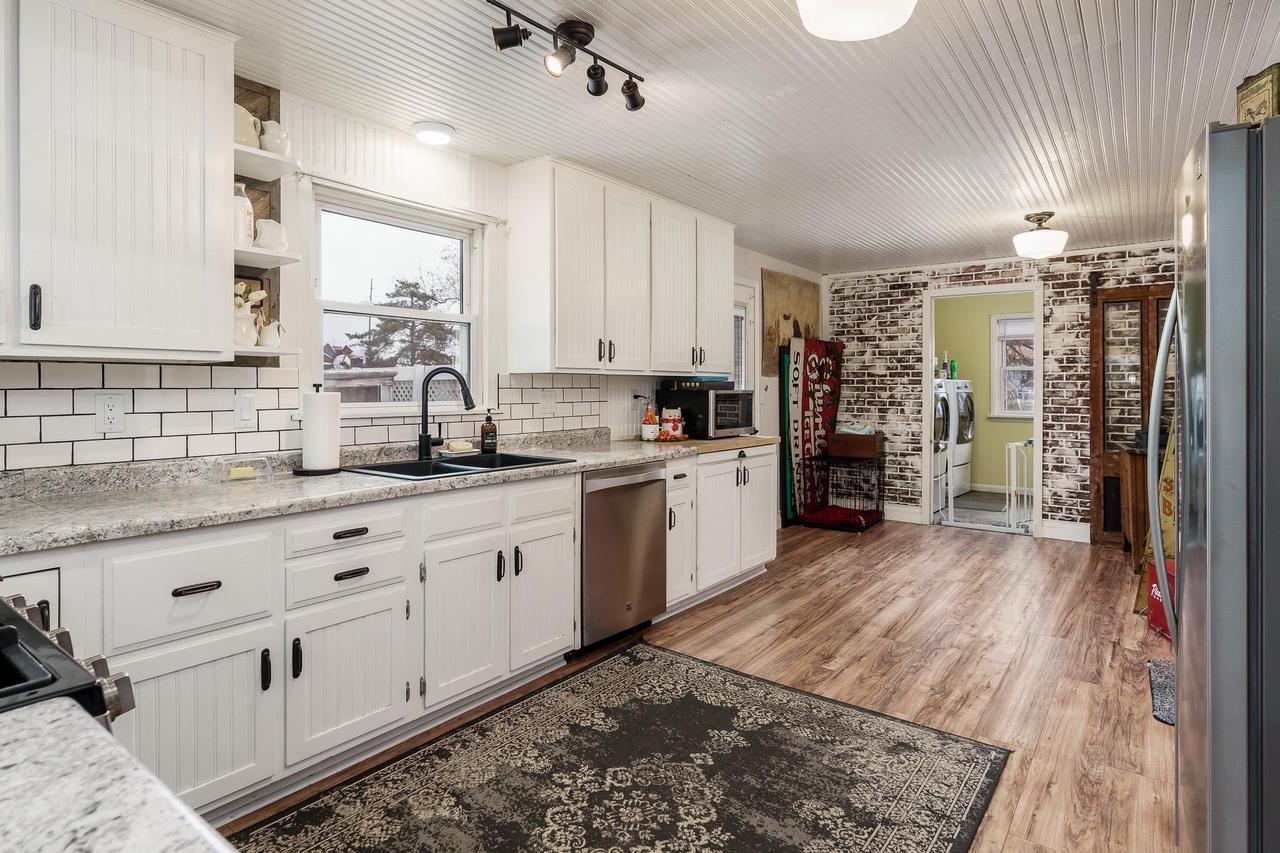 879 East Inman Parkway