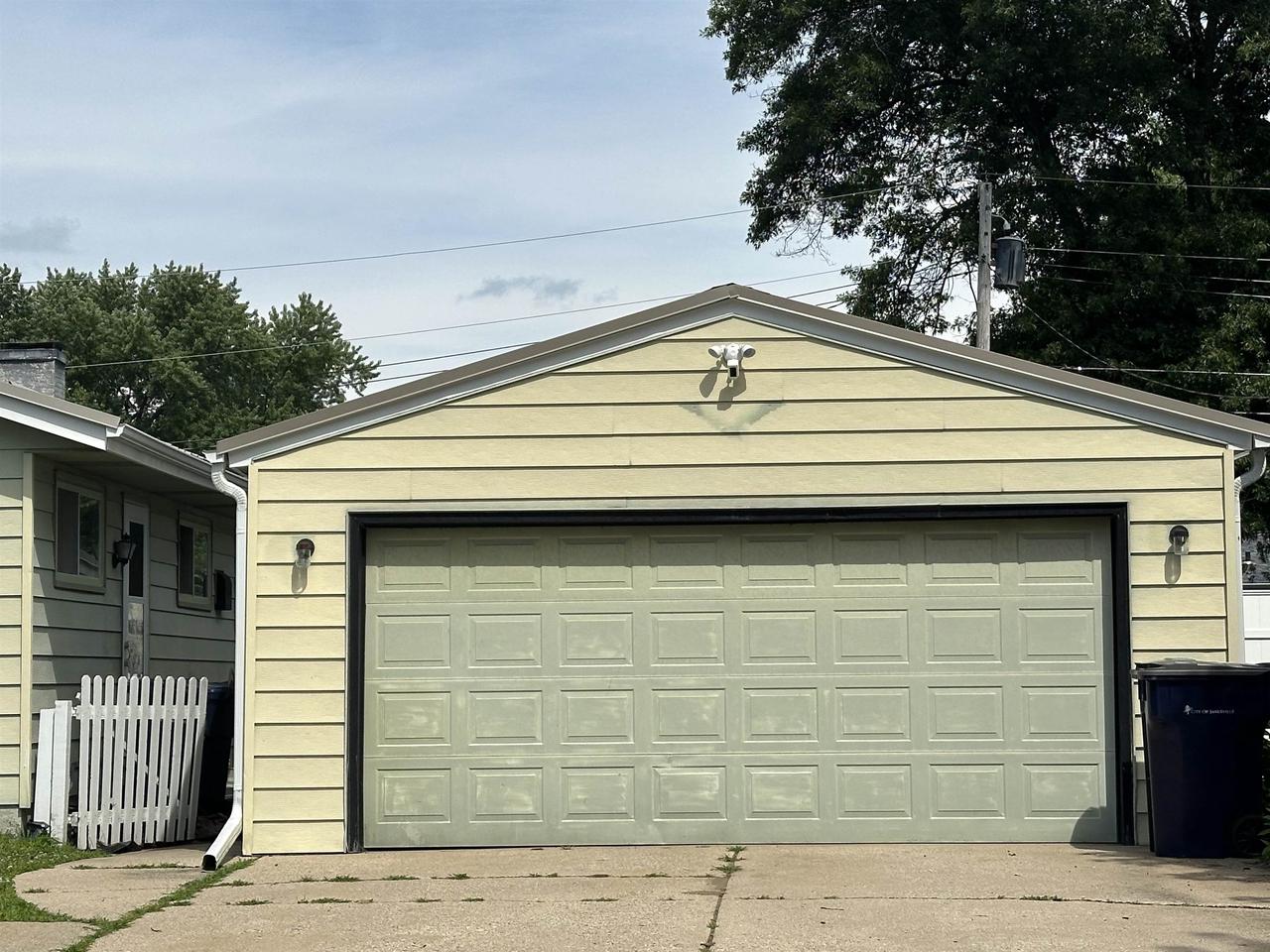 2641 Roosevelt Avenue