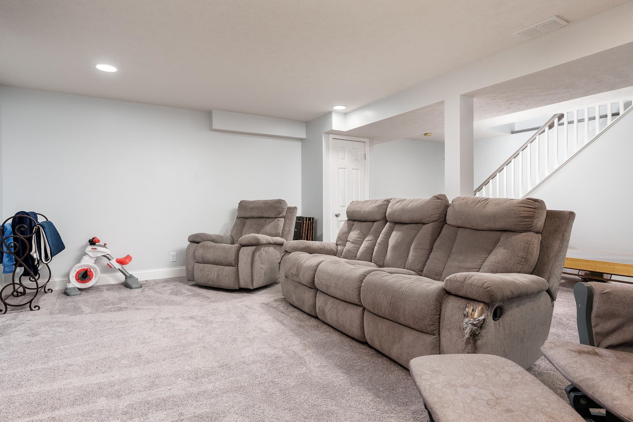 1331 W Burbank Avenue