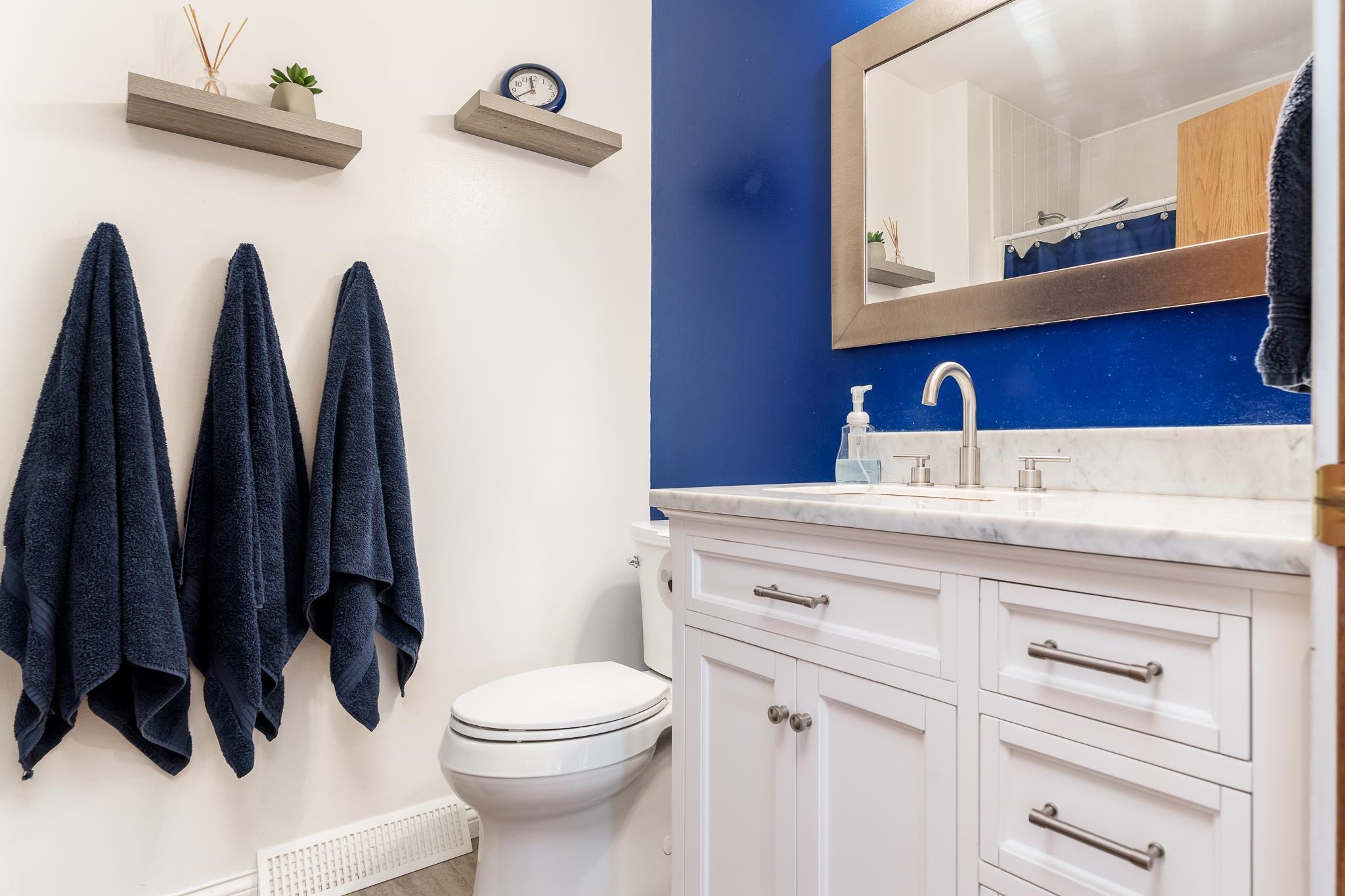 1331 W Burbank Avenue