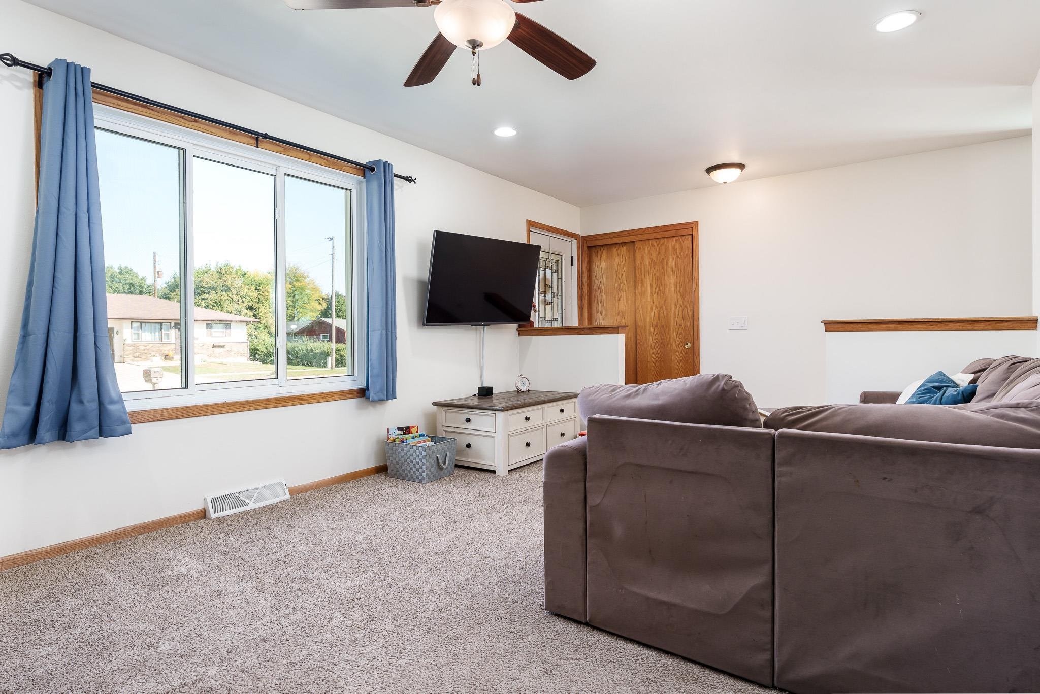 1331 W Burbank Avenue