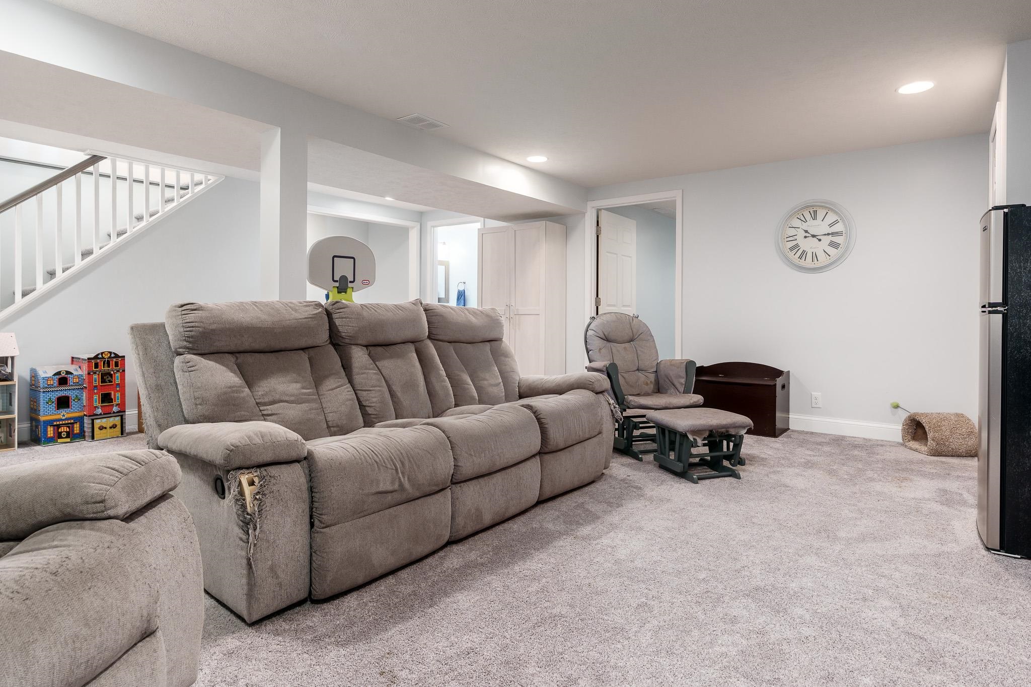 1331 W Burbank Avenue