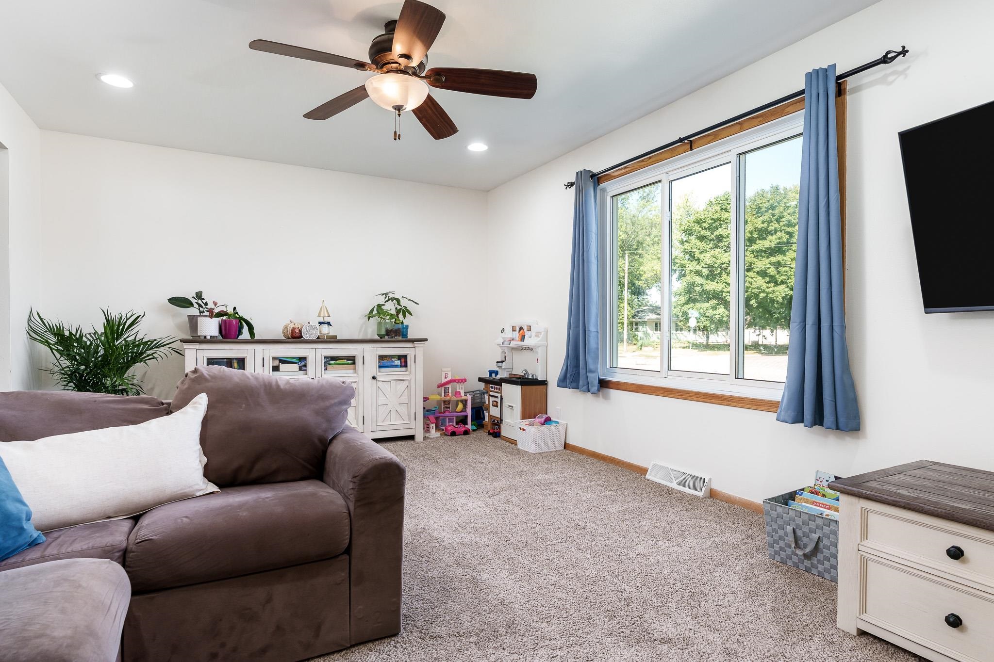 1331 W Burbank Avenue