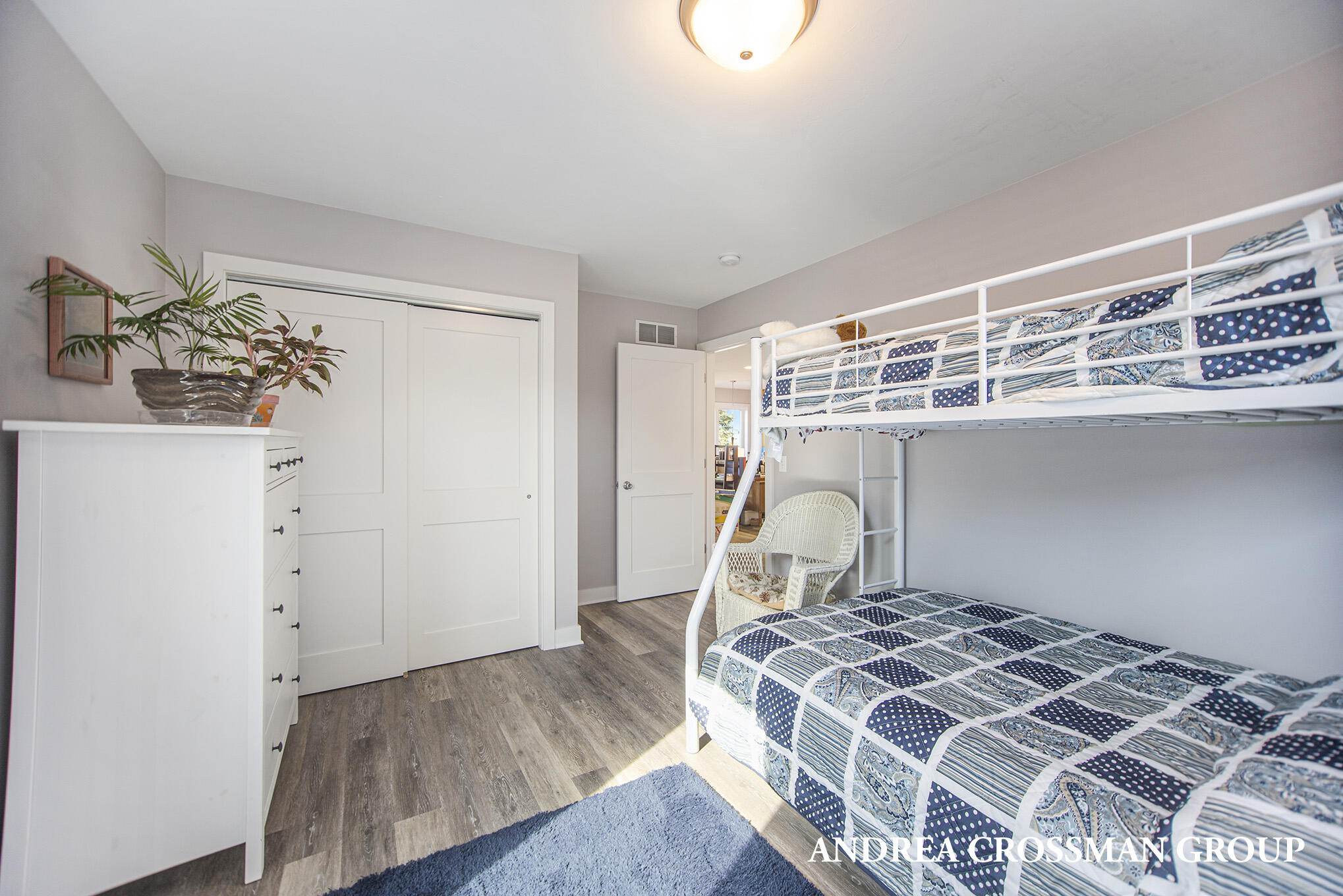 5907 Lakeshore Drive