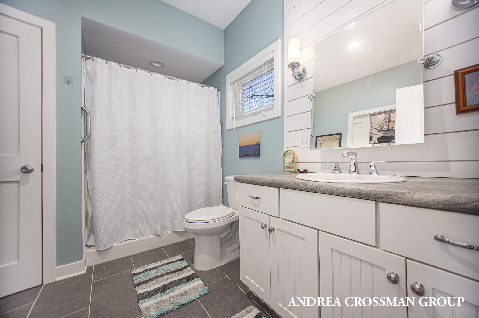 5907 Lakeshore Drive