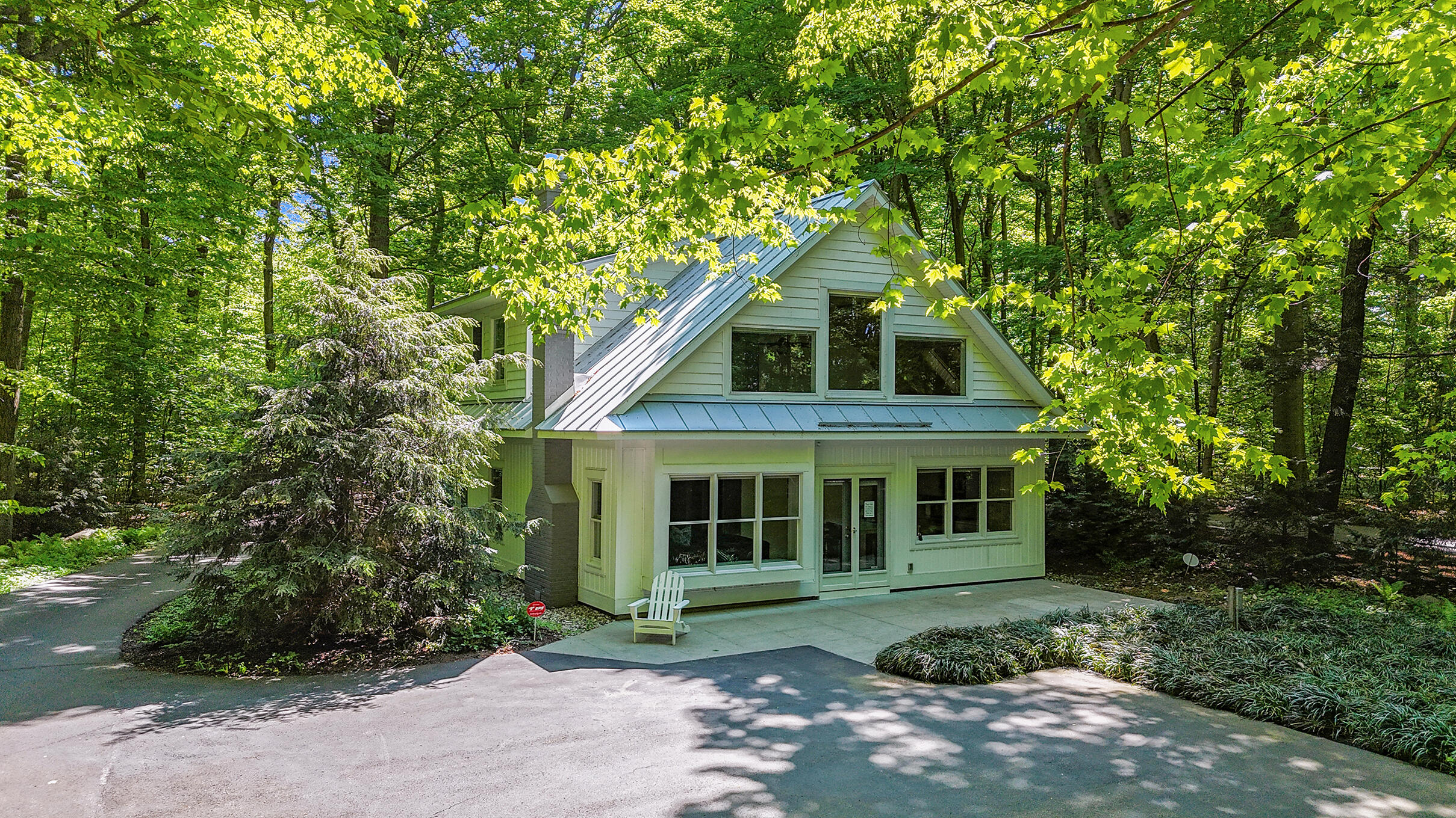 3053 N Lakeshore Drive