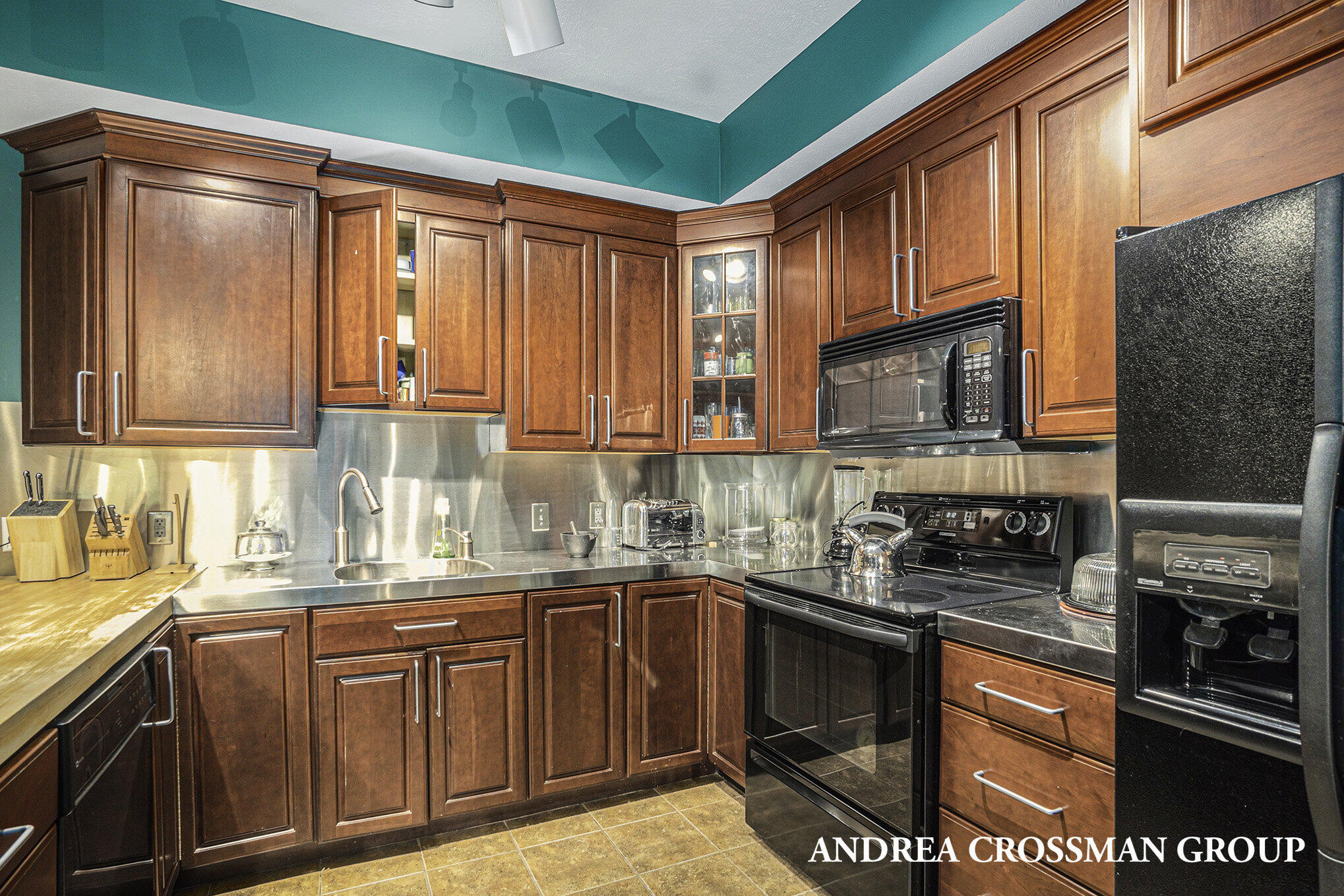 5841 Lakeshore Drive