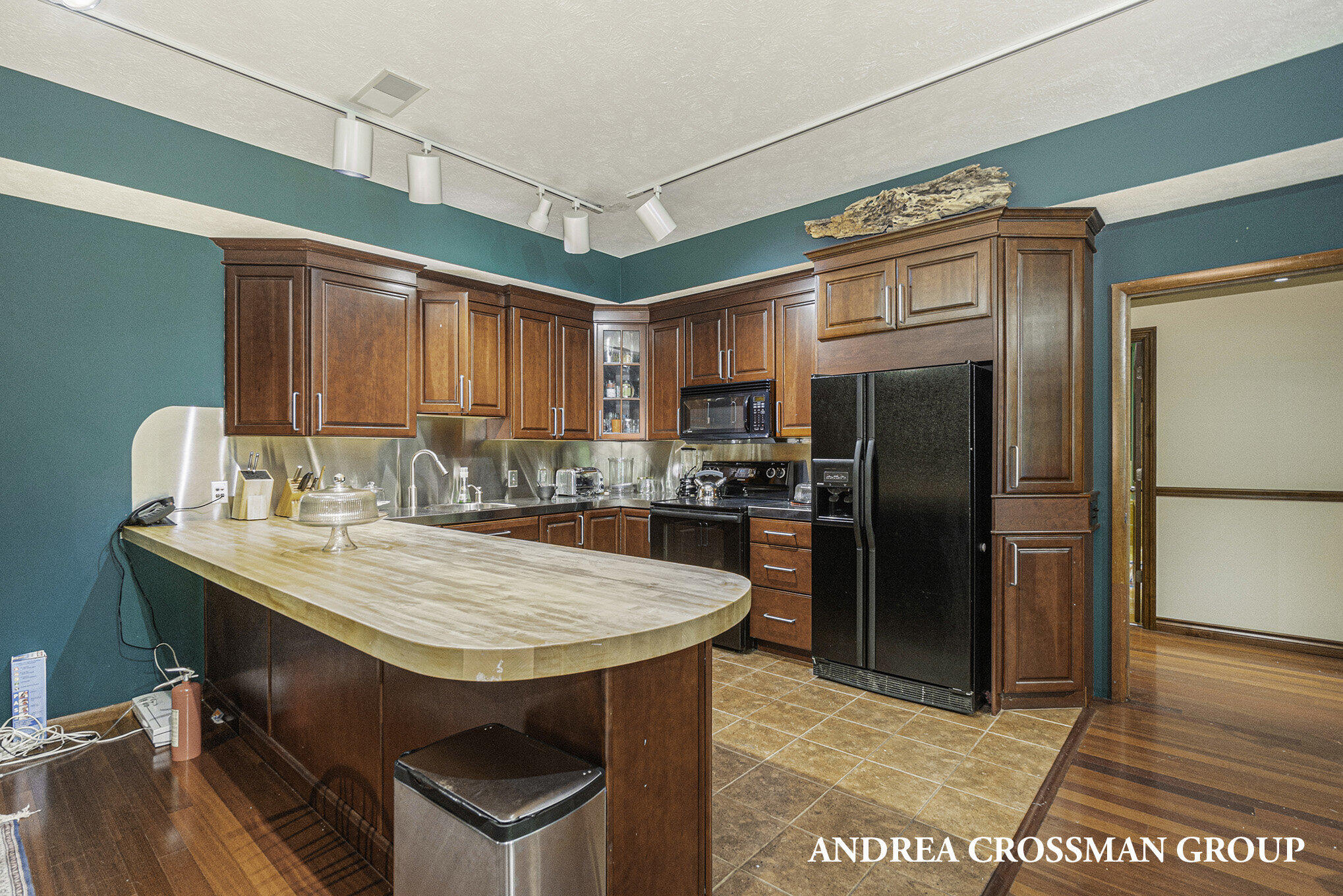 5841 Lakeshore Drive