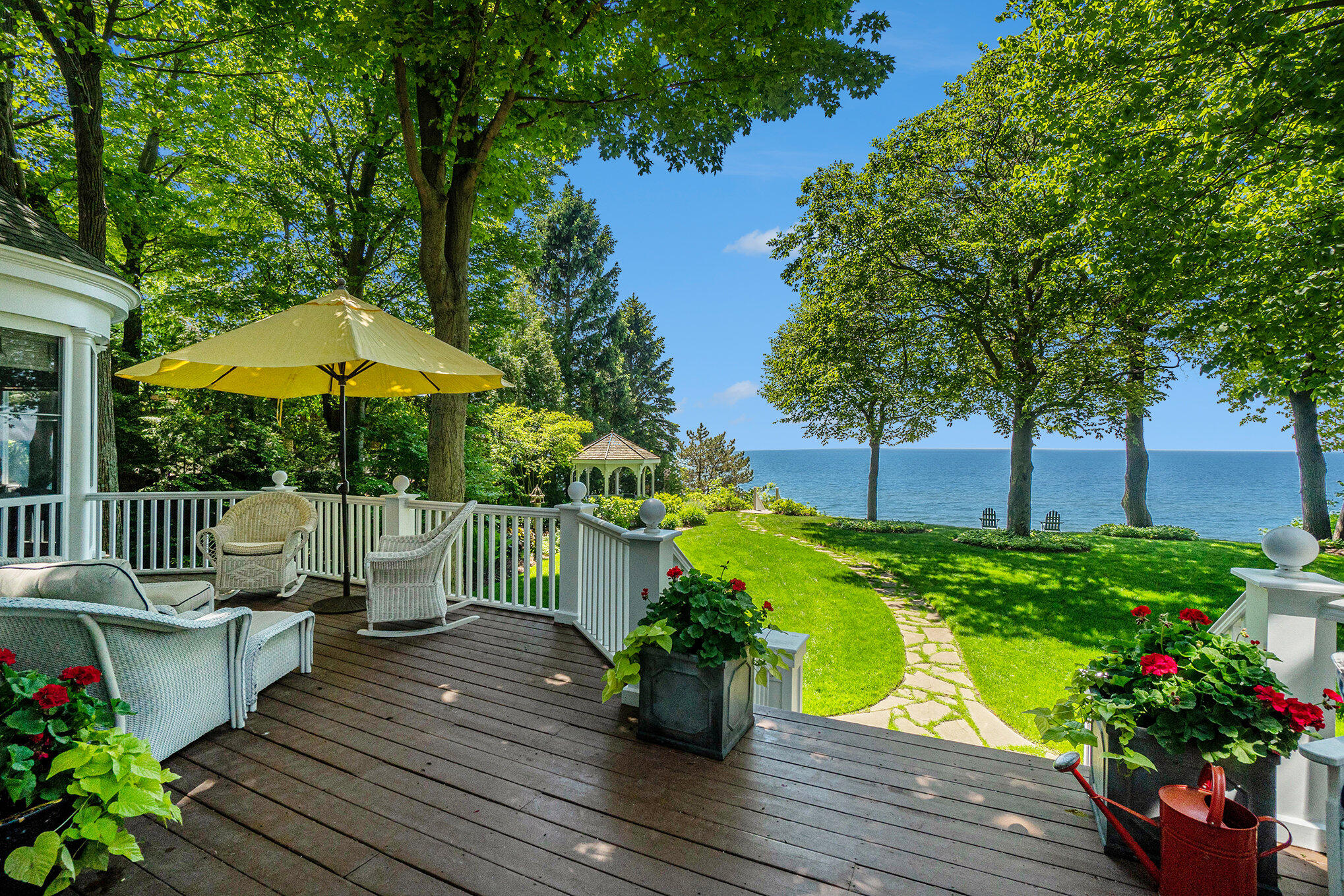 6059 Lakeshore Drive