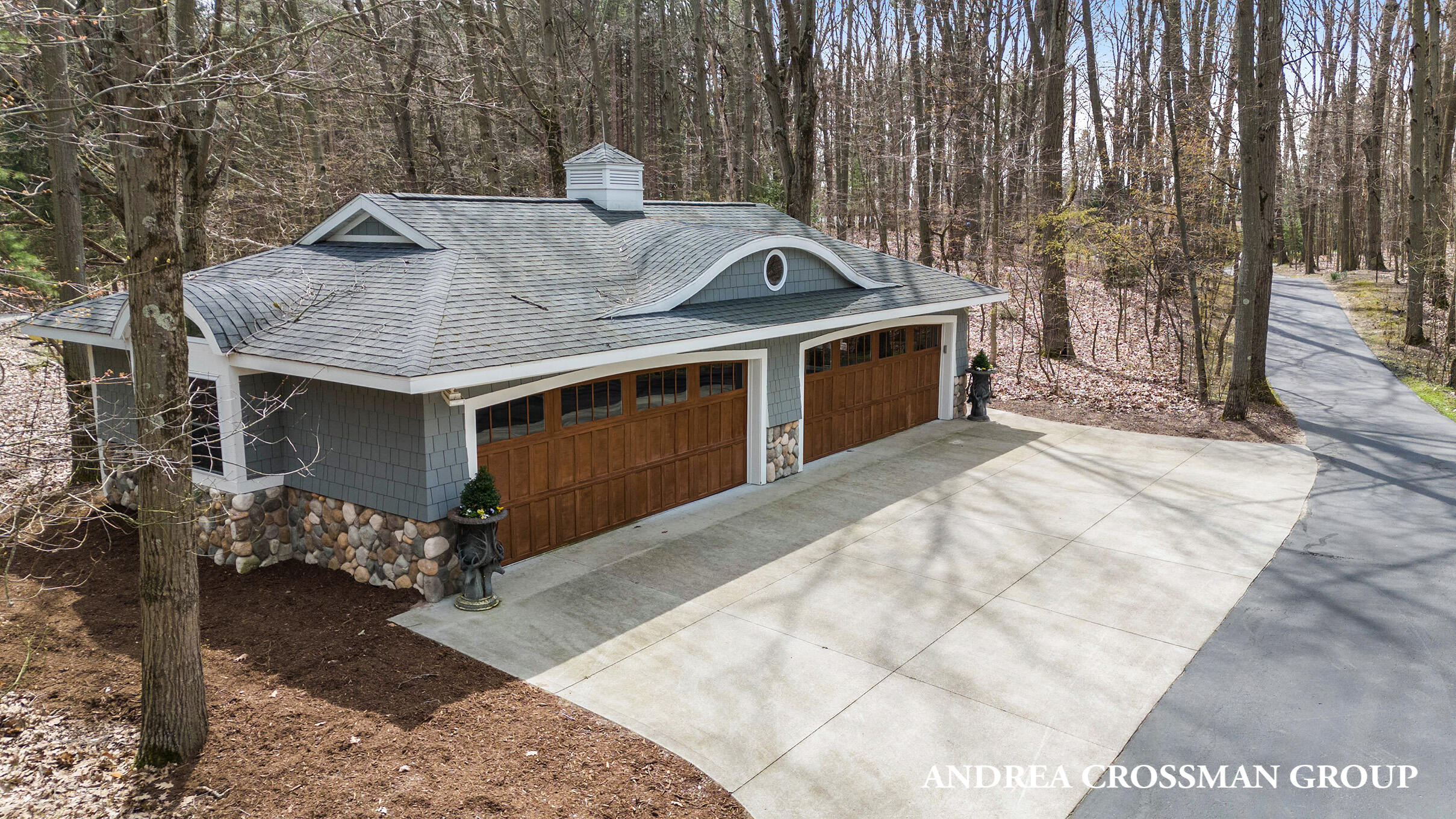 6059 Lakeshore Drive