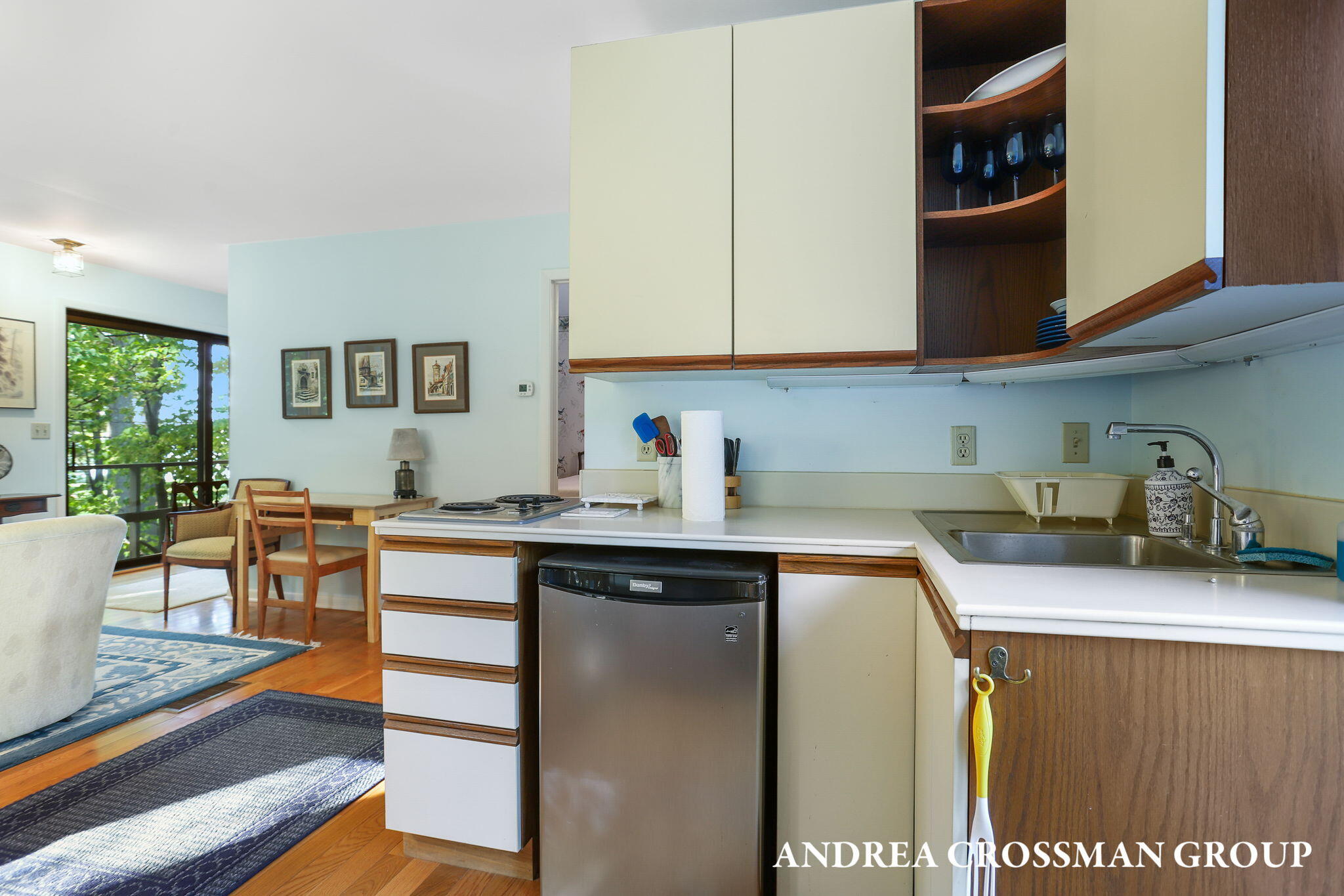 2542 Lakeshore Drive