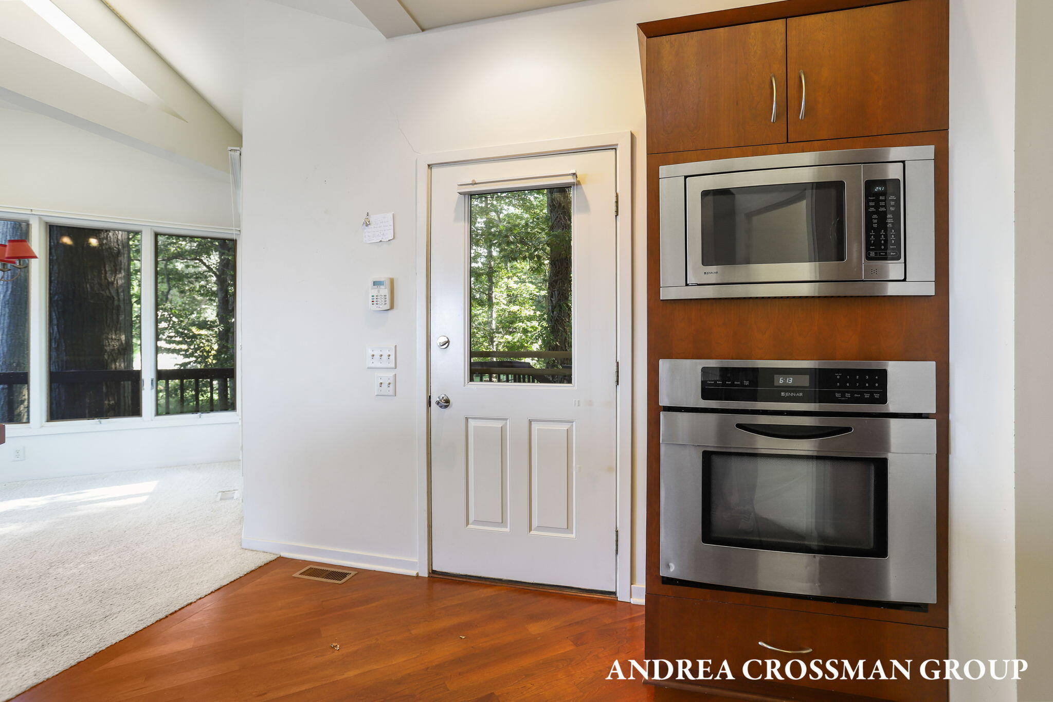 2542 Lakeshore Drive