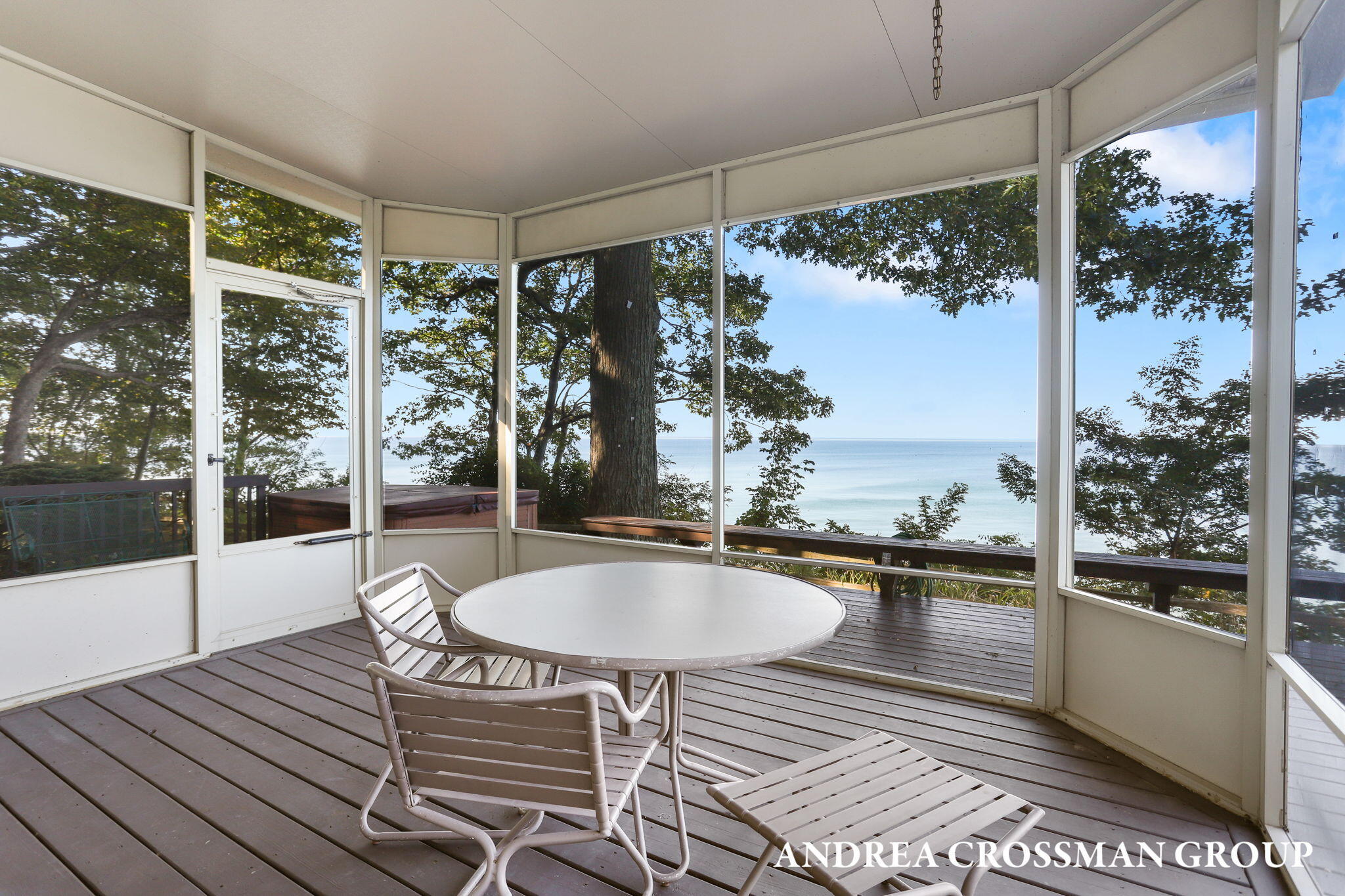 2542 Lakeshore Drive