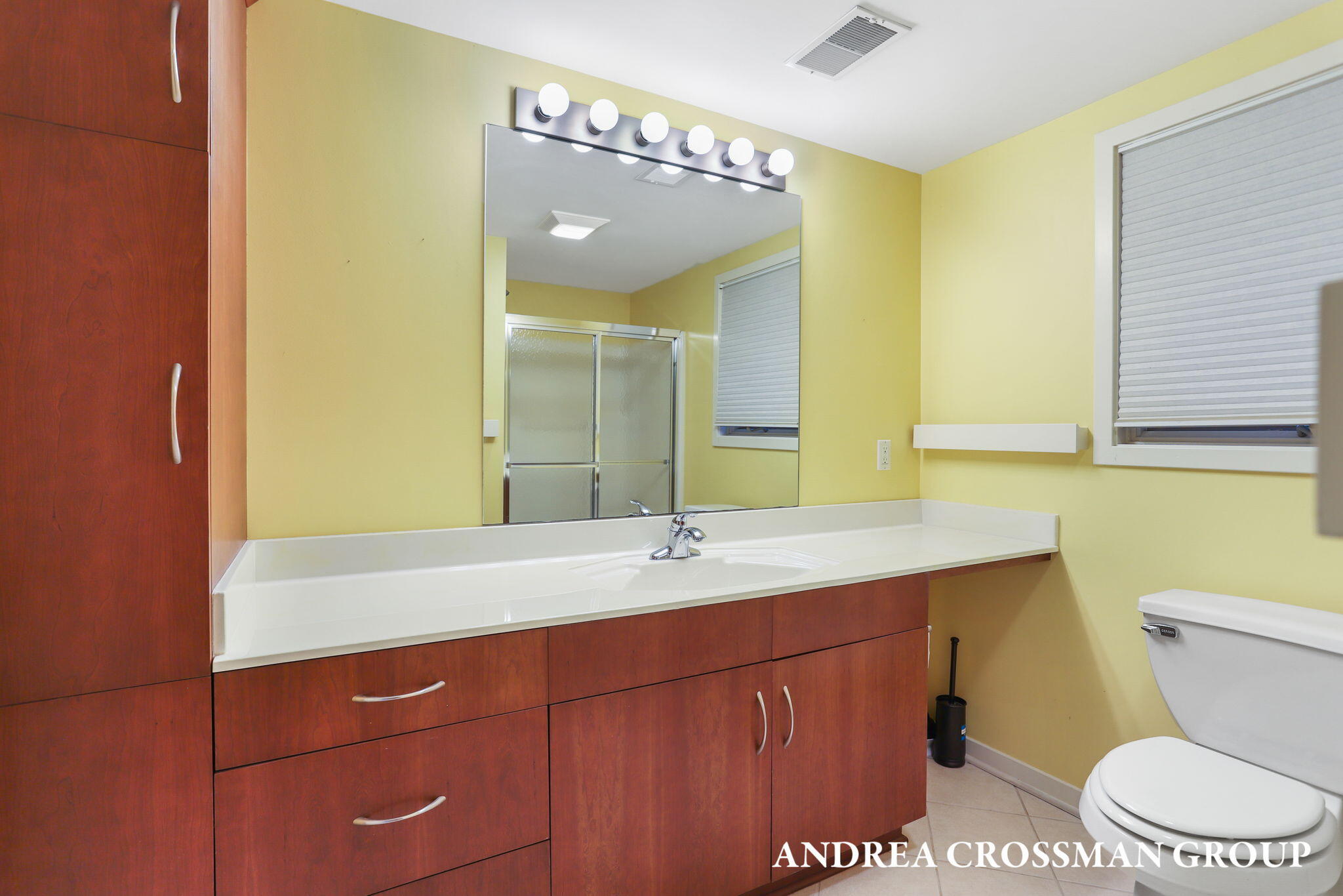 2542 Lakeshore Drive