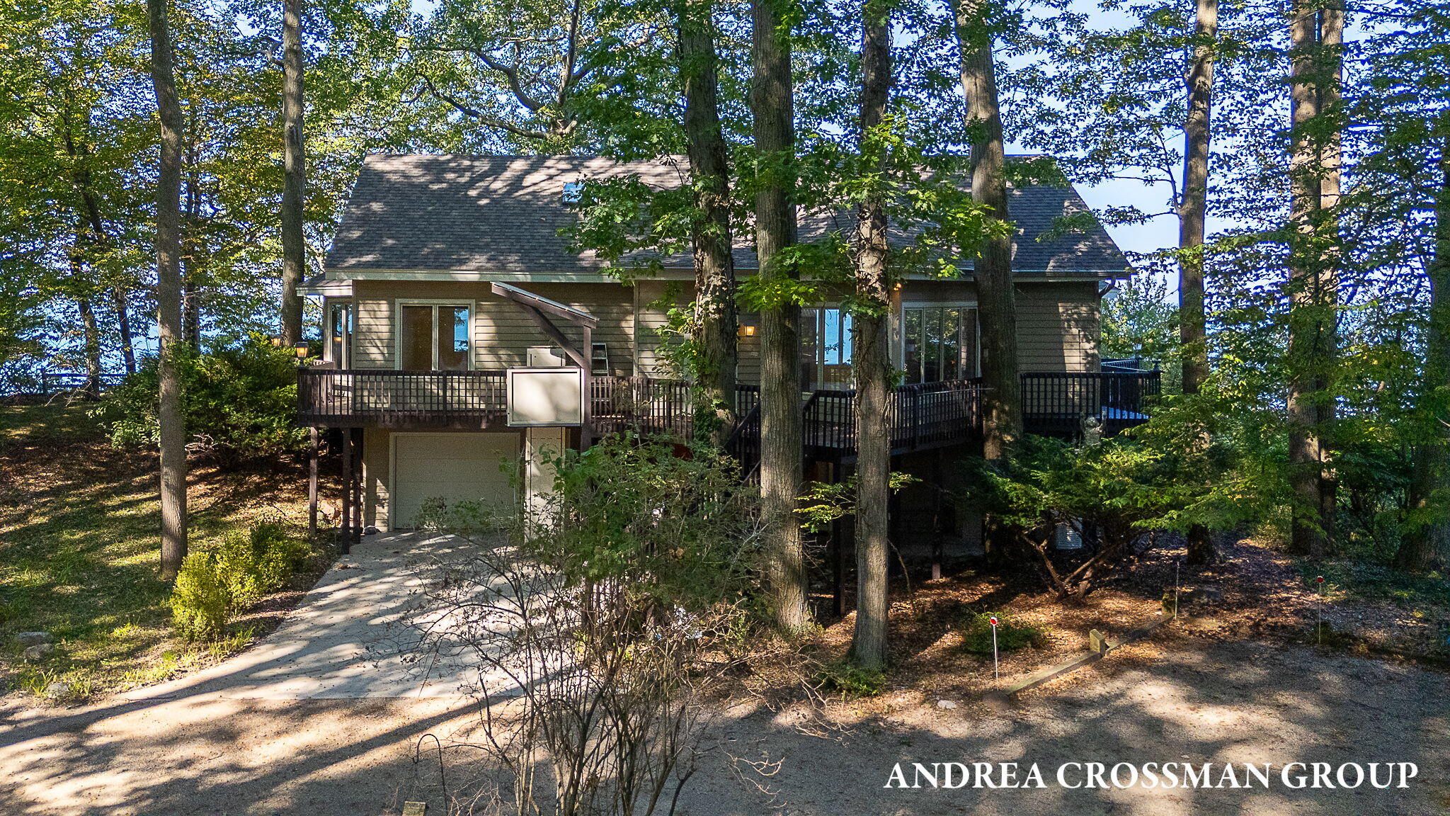 2542 Lakeshore Drive