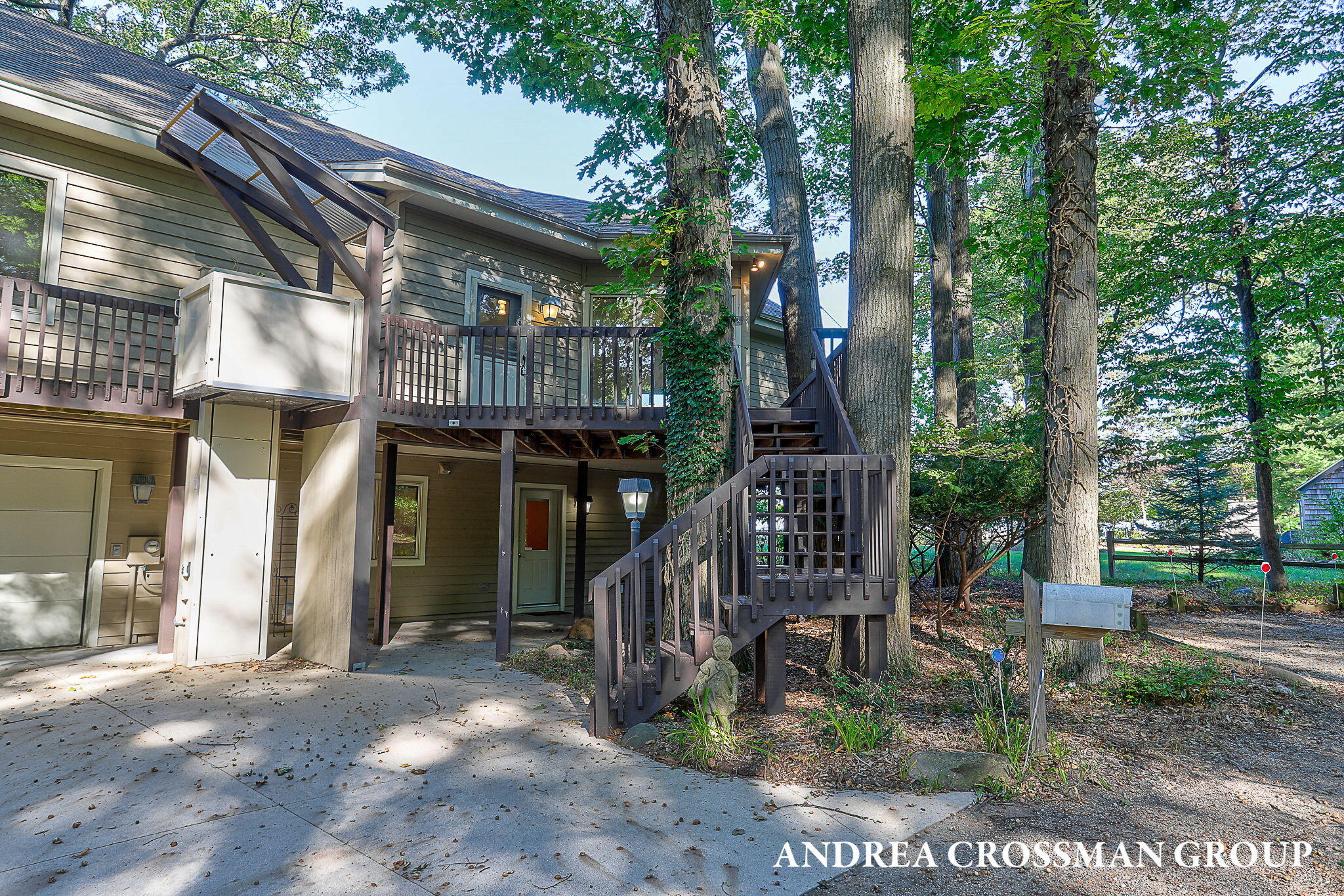 2542 Lakeshore Drive