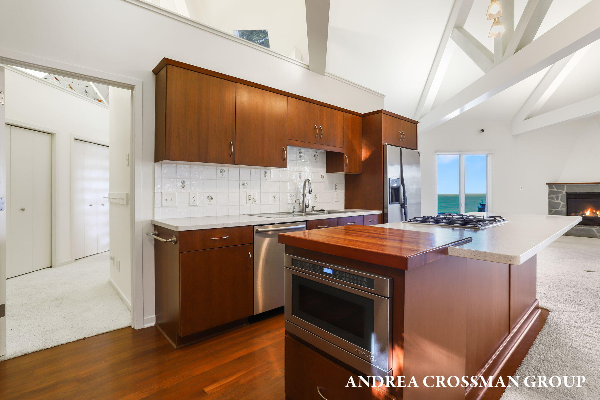 2542 Lakeshore Drive