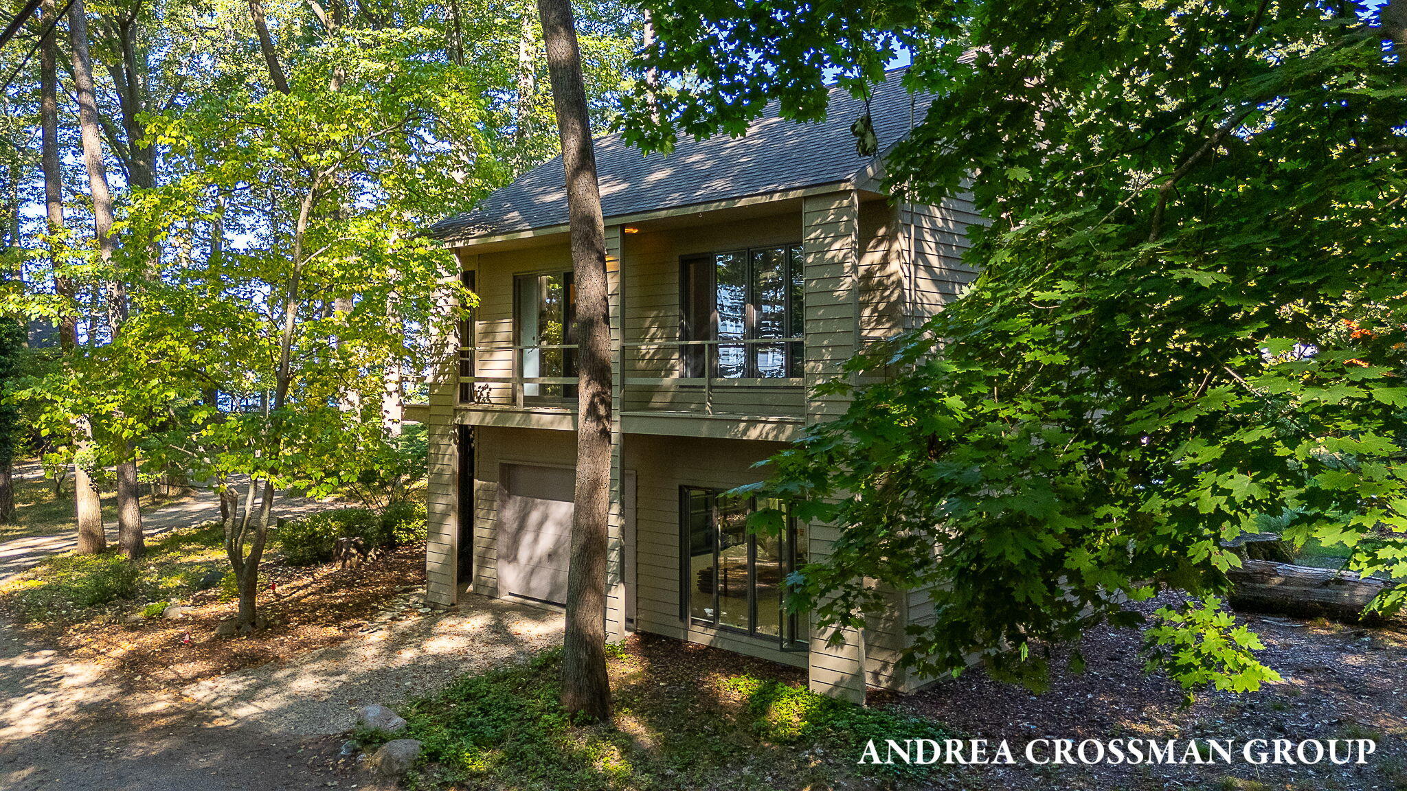 2542 Lakeshore Drive