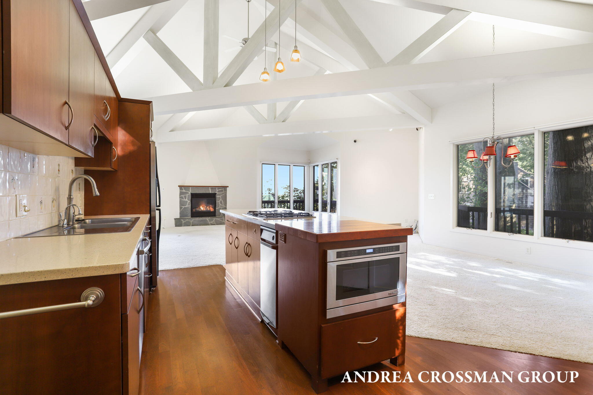 2542 Lakeshore Drive