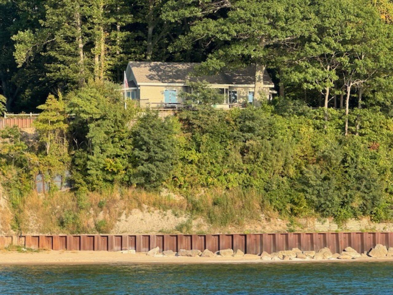 2542 Lakeshore Drive