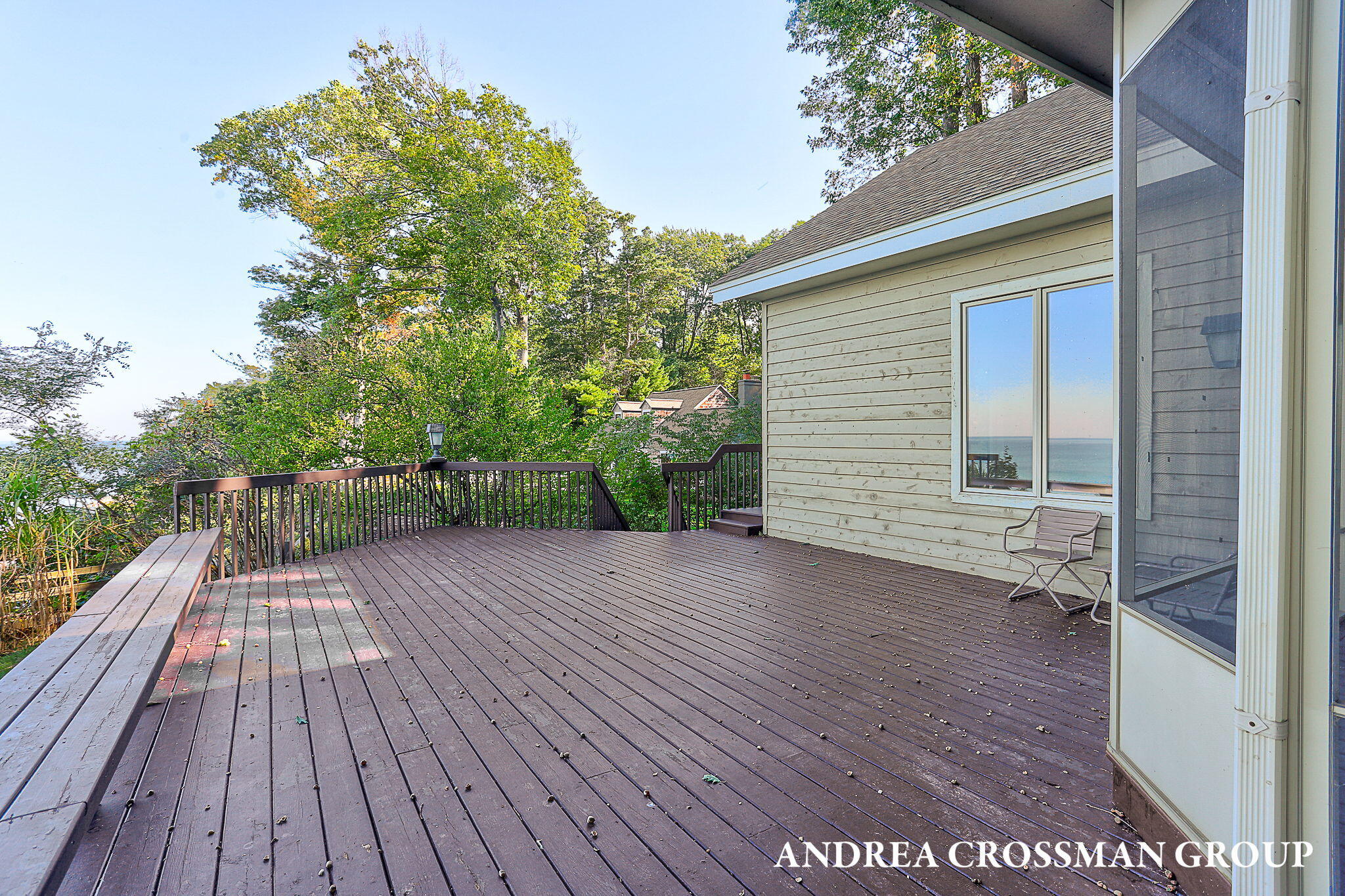 2542 Lakeshore Drive