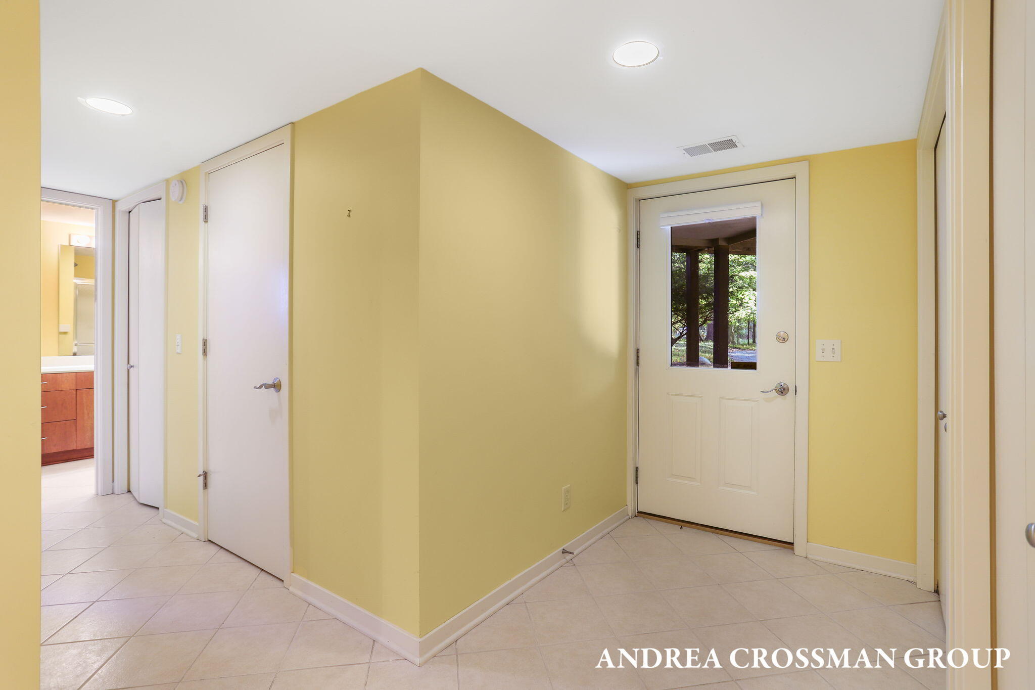 2542 Lakeshore Drive