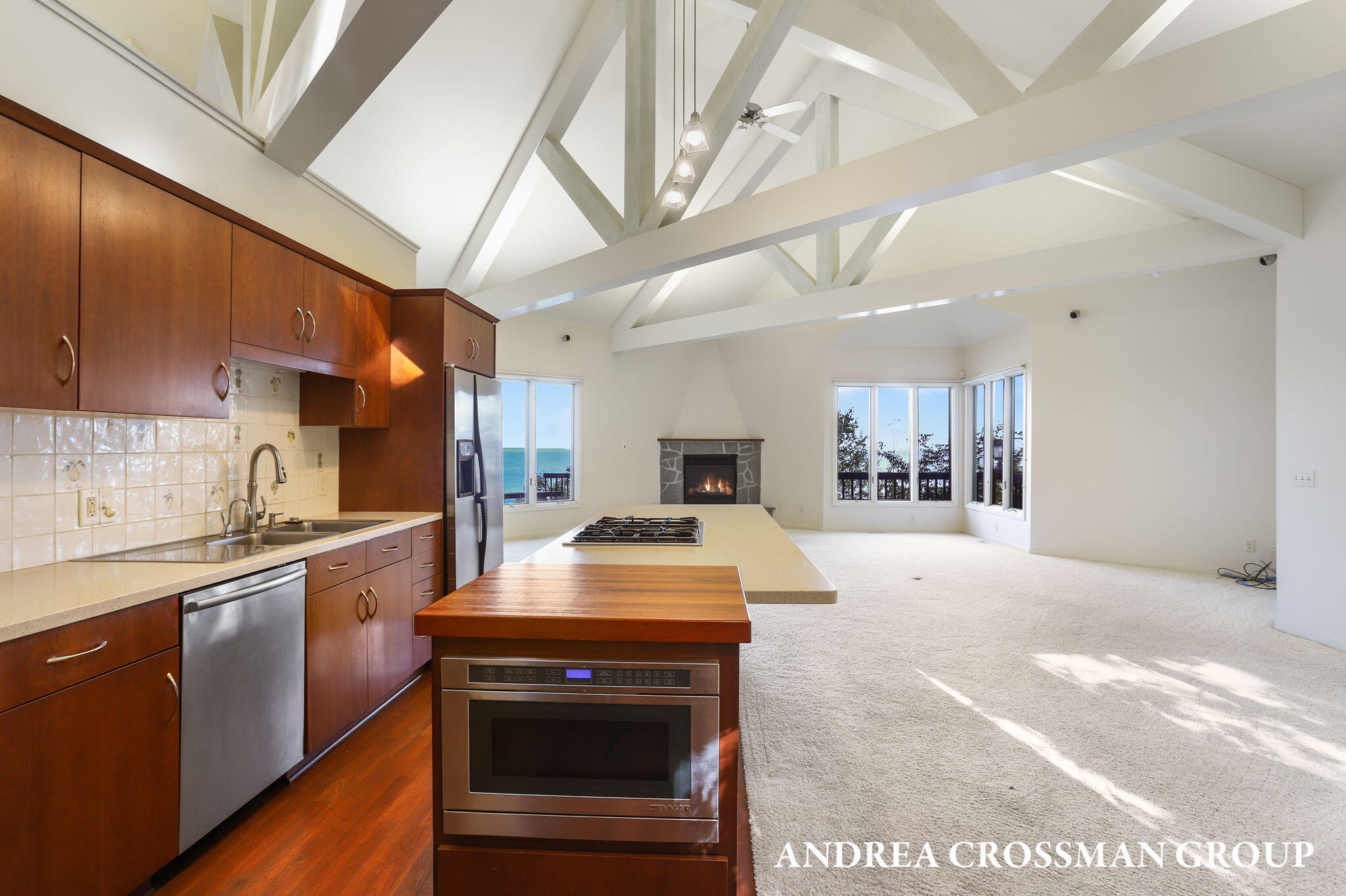 2542 Lakeshore Drive