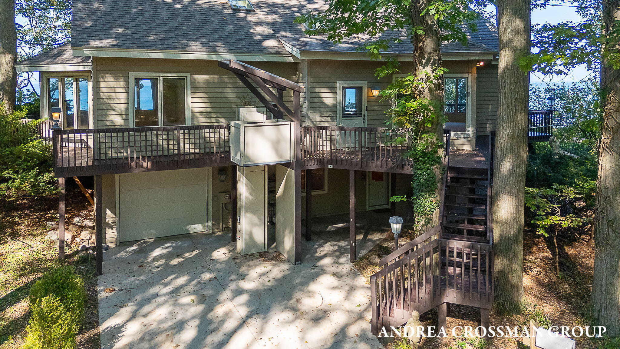 2542 Lakeshore Drive